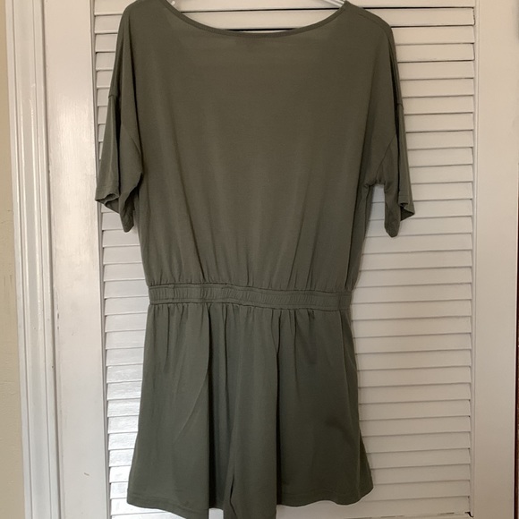 Umgee Sage Green Romper Pockets size Medium - Picture 6 of 7